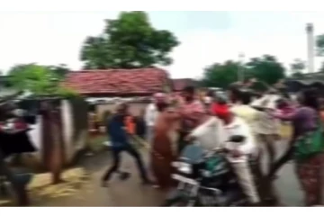 நடுரோட்டில் பெண்ணின் ஆடையை கிழித்து நிர்வாணப்படுத்தி தாக்கிய கள்ளக்காதலன்... - அதிர்ச்சி சம்பவம்