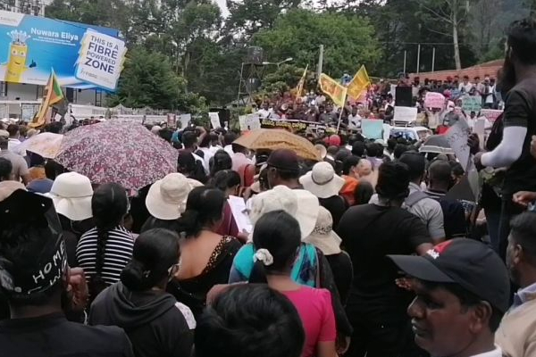 மலையகத்தில் அரசுக்கு எதிராக வீதிக்கு இறங்கிய மக்கள் (Photos) | People Taking To The Streets Government Hills