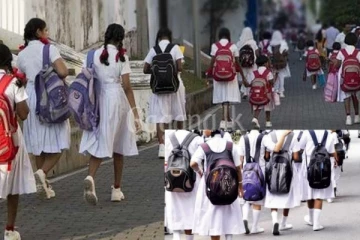 මෙරට පාසල් ශිෂ්‍යාවන් ගැන රතු එළියක්..දෙමාපියන් මේ ගැන දැඩි අවධානයෙන් ඉන්න.(VIDEO)