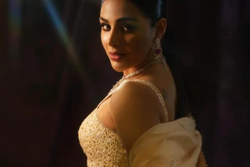 நடிகை சம்யுக்தா மேனன் கிளாமர் போட்டோஷூட் ஸ்டில்கள்