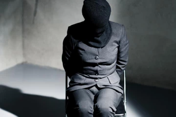 பேஸ்புக் பதிவால் நடந்த கொடூரம் - சிலுவையில் தொங்கவிடப்பட்ட நண்பர்கள்