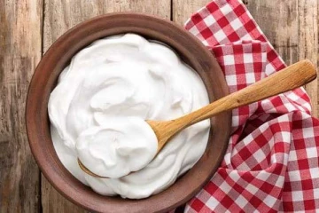 தயிருடன் இந்த உணவுகளை மறந்தும்கூட சாப்பிடாதீங்க: உயிருக்கே உலை வைக்கும் ஜாக்கிரதை