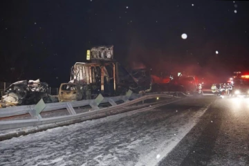 நாடொன்றில் 50 வாகனங்கள் ஒன்றுடன் ஒன்று மோதி கோர விபத்து; பலர் கவலைக்கிடம்