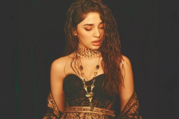 நடிகை க்ரித்தி ஷெட்டி ஹாட் உடையில் கிளாமர் போட்டோஷூட்