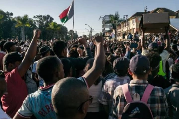 அதிரடியாக களத்தில் இறங்கிய Gen-Z - நாட்டை விட்டே தப்பி ஓடிய அதிபர்!