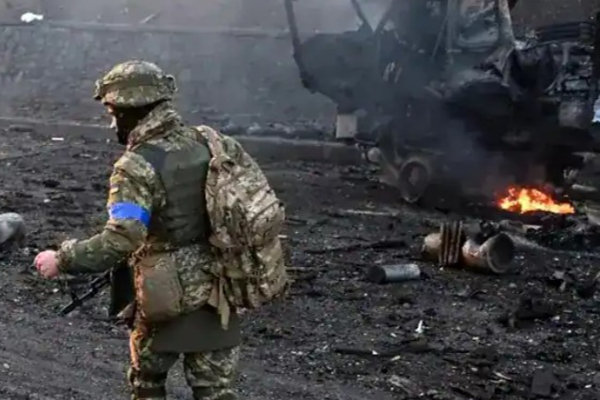 உக்ரைன் ராணுவ வீரரை பார்த்ததும் ஓடிவந்து கட்டியணைத்த கர்ப்பிணி மனைவி - நெகிழ்ச்சி வீடியோ | Pregnant Wife Reuniting With Ukrainian Soldier