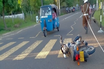 விபத்தில் சிக்கியவரின் முழங்காலுக்கு கீழான பகுதி அகற்றப்பட்ட நிலையில் அவசர சிகிச்சைப்பிரிவில் அனுமதி (Photos)