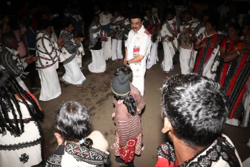 தோடர் இன பெண்களுடன் நடனமாடிய முதலமைச்சர் மு.க.ஸ்டாலின்