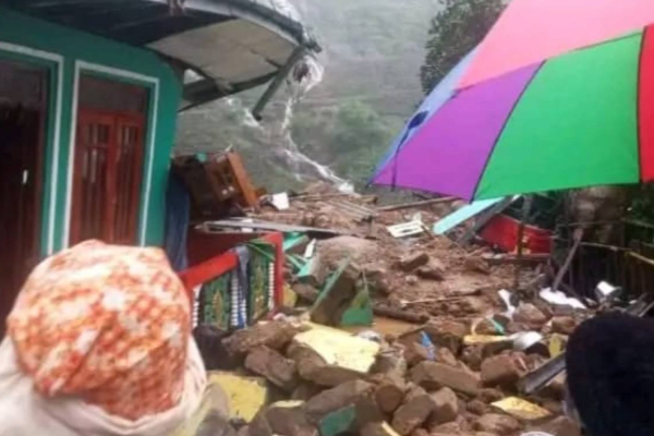 மண்மேடு சரிந்து வீழ்ந்ததில் கர்ப்பிணி பெண் உட்பட ஐவர் உயிரிழப்பு | 5 People Including A Pregnant Woman Died Landslide மண்மேடு சரிந்து வீழ்ந்ததில் கர்ப்பிணி பெண் உட்பட ஐவர் உயிரிழப்பு | 5 People Including A Pregnant Woman Died Landslide