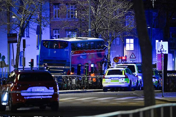 ஸ்வீடனில் பயணிகள் நிழற்கூடம் மீது மோதிய பஸ் ; 3 பேர் பலி | Bus Crashes Into Passenger Shelter Sweden 3 Dead