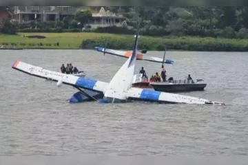 இலங்கையில் ஏரியில் விழுந்து விபத்துக்குள்ளான விமானம்: அதிர்ச்சி வீடியோ