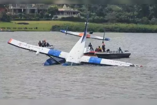 இலங்கையில் ஏரியில் விழுந்து விபத்துக்குள்ளான விமானம்: அதிர்ச்சி வீடியோ  லங்காசிறி நியூஸ்