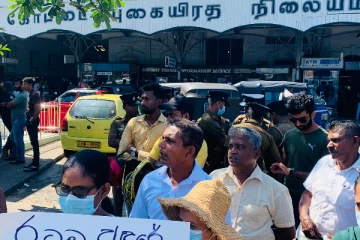 கொழும்பில் ஆர்ப்பாட்டத்தில் இறங்கியுள்ள குழு (Photos)