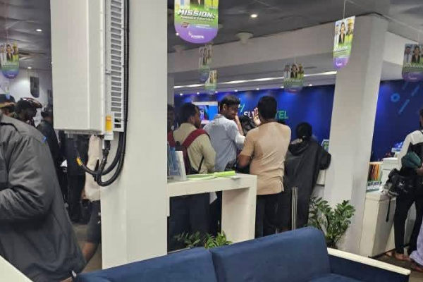 யாழில் முண்டியடித்த மக்கள்; சிலமணி நேரங்களில் பல ஆயிரம் mobitl சிம் விற்பனை ! | Thousands Mobitel Sim Sold Few Hours In Jaffna