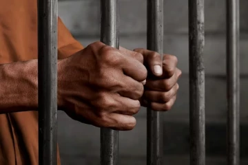 சிறைக்குள் திடீர் சோதனை ; பொலிஸாருக்கு அதிர்ச்சி கொடுத்த கைதிகள்