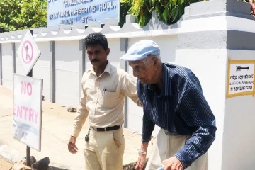 106ஆவது வயதில் வாக்குப்பதிவினை மேற்கொண்டுள்ள பிரஜை