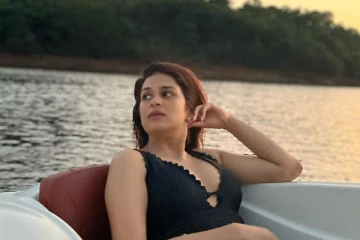 படகில் படுகவர்ச்சியாக போட்டோஷூட் எடுத்த நடிகை ஷ்ரத்தா தாஸ்