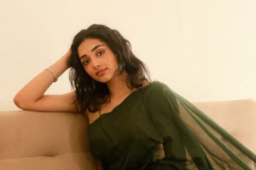 சேலையில் கியூட் போஸ் கொடுத்த நடிகை ப்ரீத்தி முகுந்தன்