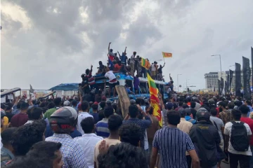 காவல்துறை தலைமையகம் நோக்கி படையெடுக்கும் கோட்டா கோ கம போராட்டகாரர்கள்