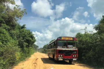 பேருந்தில் முதியவரிடம் பல இலட்சத்தை கொள்ளையடித்த சந்தேகநபர்; அப்பகுதி மக்கள் செய்த காரியம்