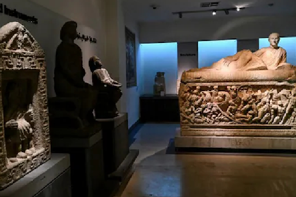 வெளிநாடொன்றில் அருங்காட்சியகத்தில் திருடப்பட்ட சிலைகள் | Roman Era Stolen From Syria S National Museum