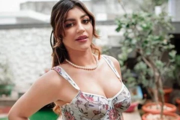 ஹாலிவுட் நாயகிகளுக்கே டப் கொடுக்கும் வகையில் அந்த மாதிரி உடையில் யாஷிகா ஆனந்த்