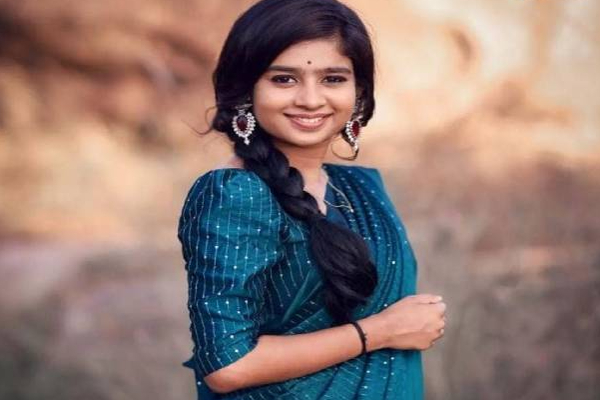 பிரபல திரைப்படத்தின் கதாநாயகி மாதிரி மாறிய இலங்கைப் பெண் ஜனனி! | Janani Photo Shoot Like Sita Ramam Movie Heroine