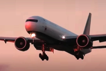 ரொறன்ரோவில் தரையிறங்கும் போது ஆட்டம் கண்ட ஏர் கனடா ஜெட் விமானம்