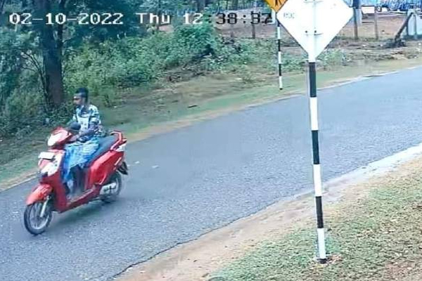 மூல்லைத்தீவில் மோட்டார் சைக்கிள் திருட்டு! வெளியான புகைப்படம் | Mullaitivu Motor Cycle Theft Photo Suspects