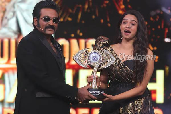 பிக்பாஸ் 9 நிகழ்ச்சியின் 4 பைனலிஸ்ட் சம்பளம் எவ்வளவு தெரியுமா?... அடேங்கப்பாக திவ்யாவிற்கு இவ்வளவா? | Bigg Boss 9 Tamil Finalist Salary Details
