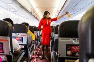 விமான பணிப்பெண்கள் கையை பின்னால் மறைத்து வைத்திருப்பது ஏன் தெரியுமா?