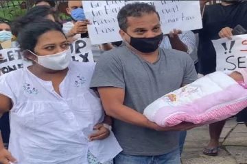 பிறந்து ஒருநாளான குழந்தையும் ஆர்ப்பாட்டத்தில்!