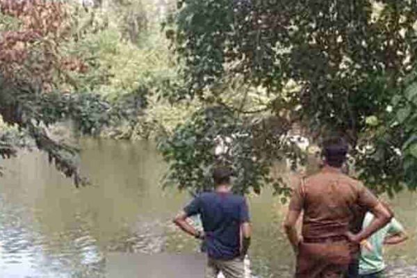மொரட்டுவ ஆற்றில் மிதந்த ஆண் ஒருவரின் சடலம் | Body Of A Man Found Floating In The Moratuwa River மொரட்டுவ ஆற்றில் மிதந்த ஆண் ஒருவரின் சடலம் | Body Of A Man Found Floating In The Moratuwa River