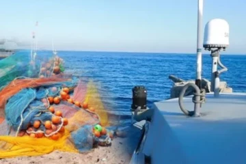 சுருக்கு வலை தொழிலில் ஈடுபட்ட இரண்டு படகுகளுடன் ஐவர் கைது