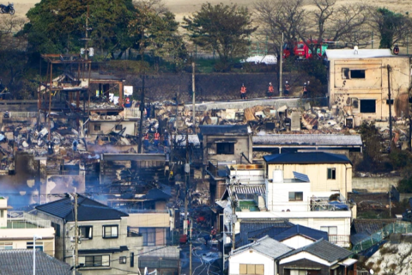 வெளிநாடொன்றில் பாரிய தீ விபத்து...! எரிந்து நாசமான நூற்றுக்கணக்கான வீடுகள் | Fire Damages 170 Homes At Port In Japan