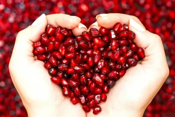 அழகை அள்ளித்தரும் மாதுளம் பழம்! பிரம்மிக்க வைக்கும் நலன்கள்