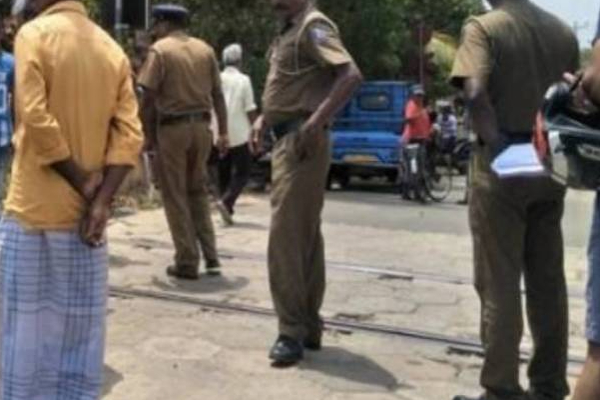 முல்லைத்தீவு வீதியில் நடந்து சென்ற பெண்ணின் பணப்பை கொள்ளை! | Woman S Purse Was Robbed Street In Mullaitivu