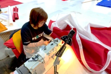 கனடிய தேசிய கொடிகள் விற்பனையில் அதிகரிப்பு