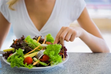 ஓவரா ஏறிய எடையை ஒரே உணவில் குறைக்கனுமா? இந்த சாலட் சாப்பிட்டால் போதுமாம்..