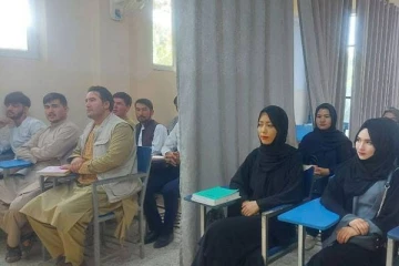 இணையதளத்தில் வைரலாகும் ஆப்கான் மாணவர்களின்  புகைப்படங்கள்!