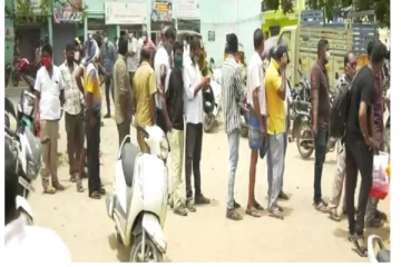 வேலூர் மாவட்டத்தில் டாஸ்மாக் கடைகளில் அலைமோதிய கூட்டம்