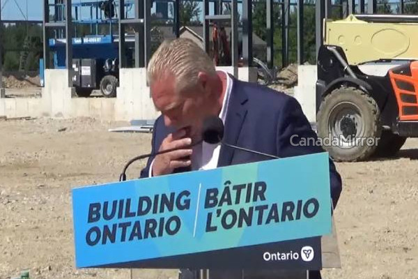 நேரலையில் முதல்வர் டக் போர்ட்டின் வாய்க்குள் நுழைந்த தேனீ | Doug Ford Swallows Bee