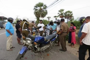 எரிபொருள் பெற காத்திருந்த வாகனங்கள் மீது மோதிய பேருந்து: ஐந்து பேர் வைத்தியசாலையில் (Video)
