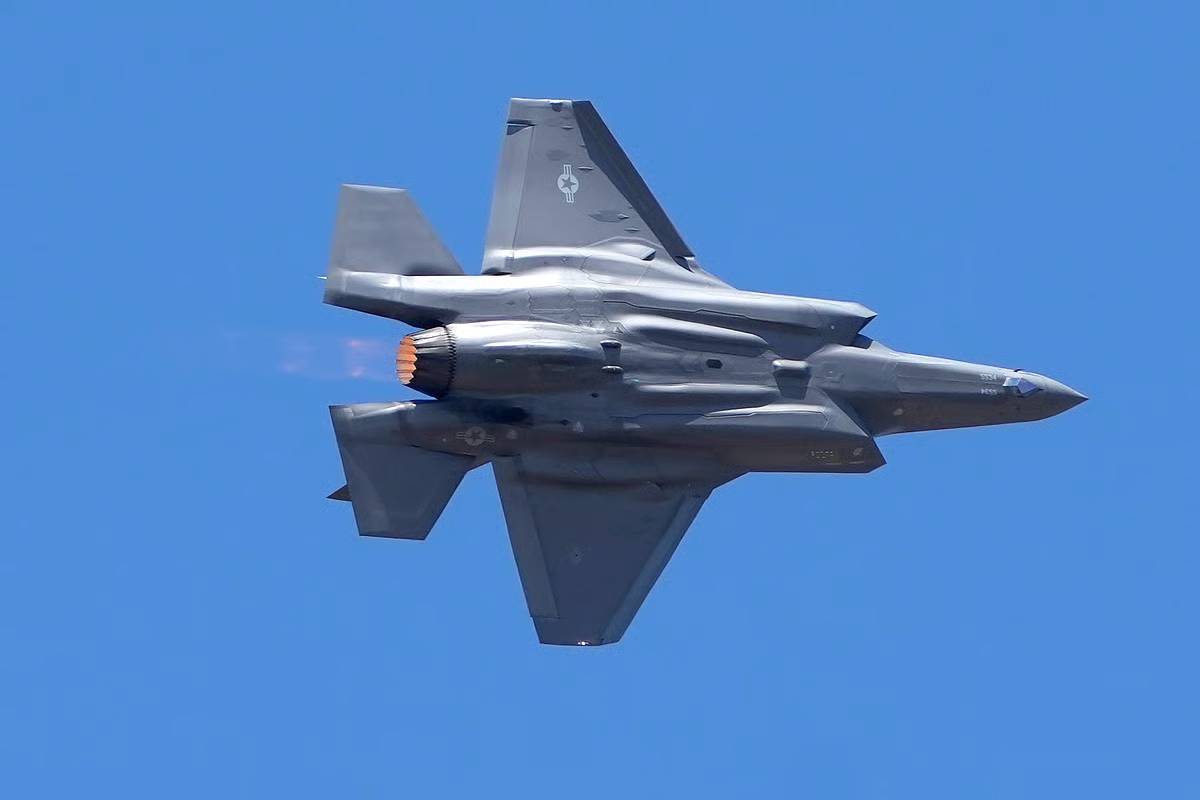 ஈரான் வான்பரப்பில் சுட்டு வீழ்த்தப்பட்ட அமெரிக்க போர் விமானம் | Us Warplane Shot Down In Iranian Airspace