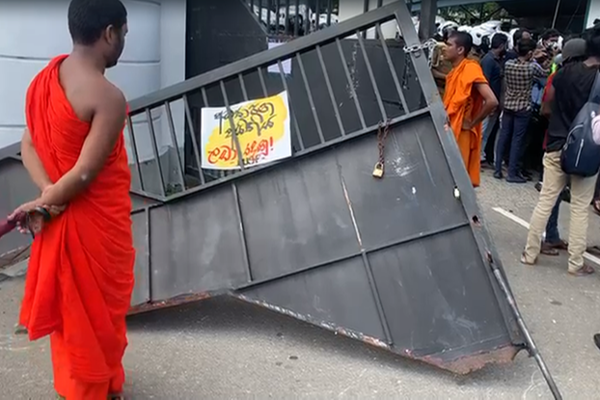 கல்வி அமைச்சுக்கு முன்பாக பதற்றம் - கலகத்தடுப்பு காவல்துறை குவிப்பு! | Sri Lanka Colombo Education Ministry Protest