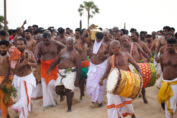 உப்பு நீரில் விளக்கெரியும் வற்றாப்பளை அம்மனின் தீர்த்தம் எடுக்கும்  உற்சவம்! (Photos) | The Goddess S Theertham Is A Festival