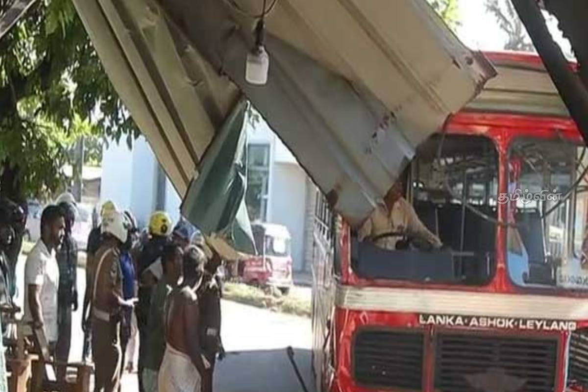 கொழும்பிலிருந்து சென்ற பேருந்தின் சாரதிக்கு ஏற்பட்ட திடீர் உடல்நலக்குறைவு! காப்பாற்றப்பட்ட பல உயிர்கள் | Accident Galle Road Sudden Illness Of Bus Driver
