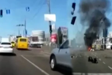 உக்ரைன் தலைநகரில் பரபரப்பான சாலையில் விழுந்த ஏவுகணை: மயிரிழையில் தப்பிய கார்கள்