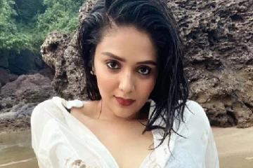 வாய்ப்பிற்காக இப்படியா!! குட்டை ஆடையில் முகம் சுளிக்க வைக்கும் தொகுப்பாளினி