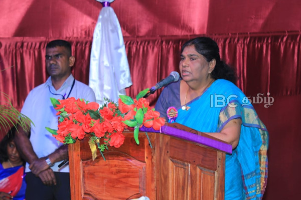 இளைஞர்களின் கோரிக்கைகளுக்கு வடக்கு ஆளுநர் சாதகமான பதில்(படங்கள்) | Np Governor Responds Positively To Youth S Demands